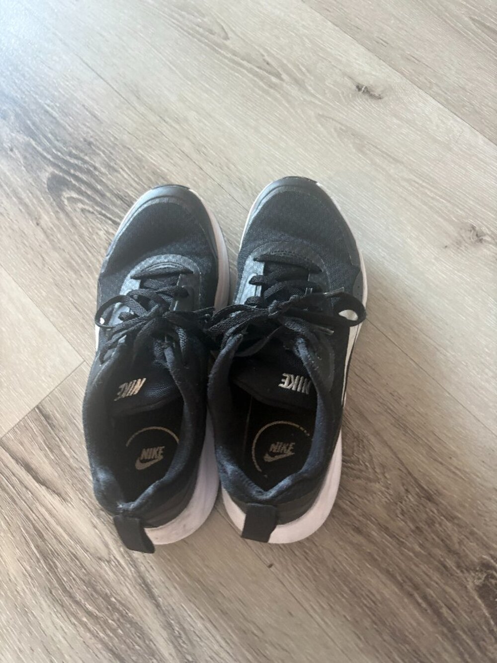 Nike tennis shoes are a casual athletic shoe designed for all-day comfort. 36